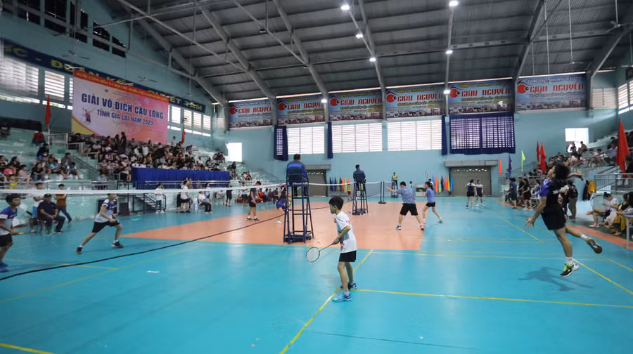 Giải Vô địch Cầu lông toàn tỉnh năm 2023 đã tạo sân chơi bổ ích cho các tay vợt trẻ. Ảnh: L.V.N