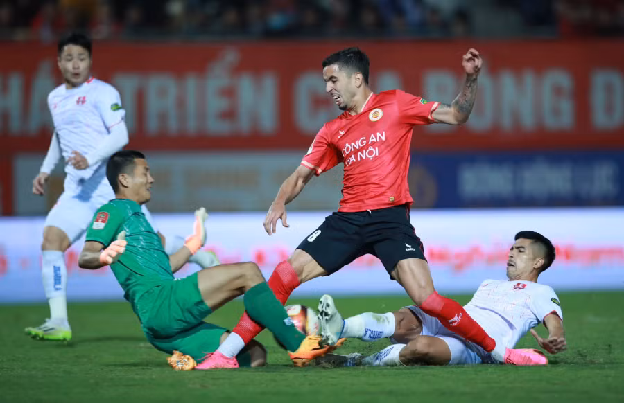 Thủ môn Đình Triệu và hàng phòng thủ Hải Phòng FC có trận đấu rất hay. ẢNH: MINH TÚ