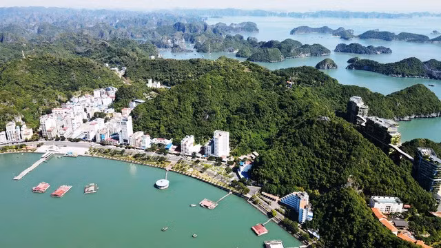 Quần đảo Cát Bà, H.Cát Hải (TP.Hải Phòng) nhìn từ trên cao. Ảnh: Giang Linh