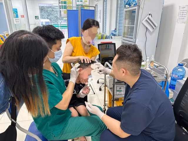 Tiêm chủng vắc-xin cho trẻ bị chó dại cắn. Ảnh minh hoạ