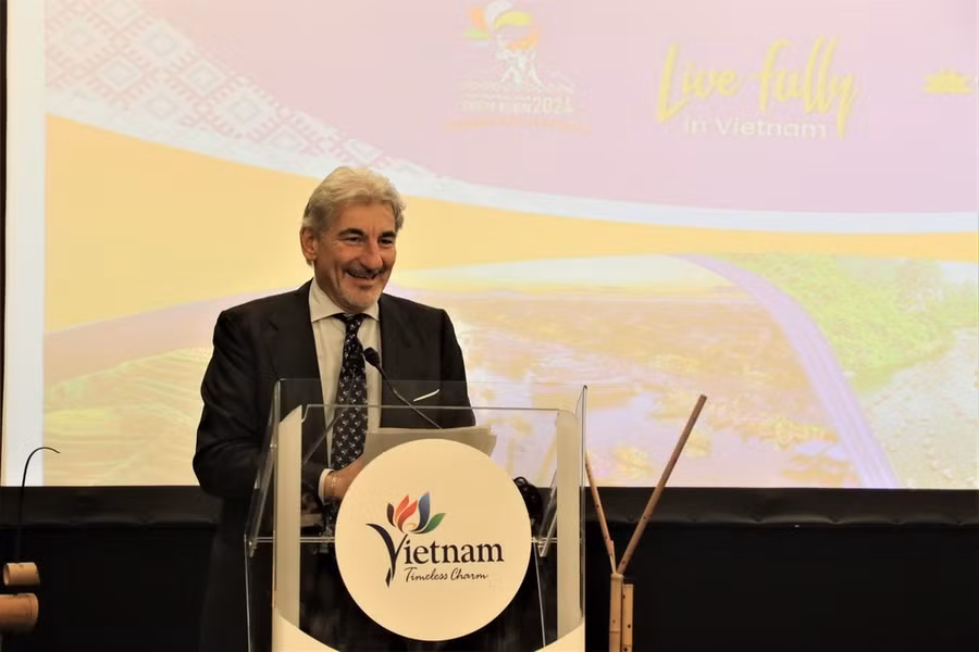 Ông Raffaele Cattaneo, Thứ trưởng ngoại giao Vùng Lombardi phát biểu tại chương trình giới thiệu du lịch Việt Nam. (Ảnh: Trường Dụy/TTXVN) Ông Raffaele Cattaneo, Thứ trưởng ngoại giao Vùng Lombardi phát biểu tại chương trình giới thiệu du lịch Việt Nam. (Ảnh: Trường Dụy/TTXVN)