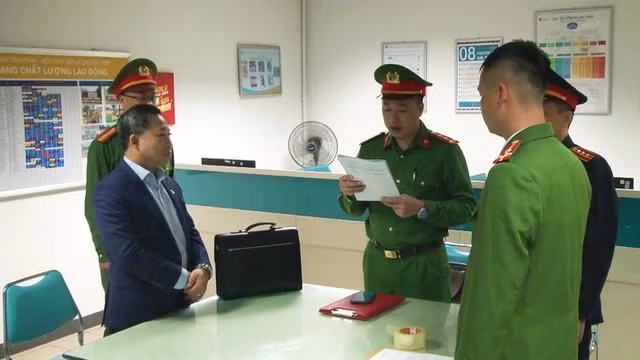 Ông Lưu Bình Nhưỡng lúc nghe cơ quan chức năng đọc lệnh bắt giam
