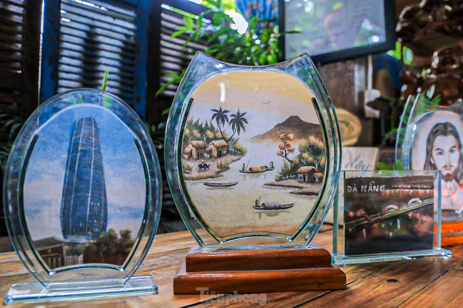 Những bức tranh của anh thường có chủ đề về cuộc sống nông thôn, phong cảnh thiên nhiên, và những hình ảnh truyền thống của quê hương.