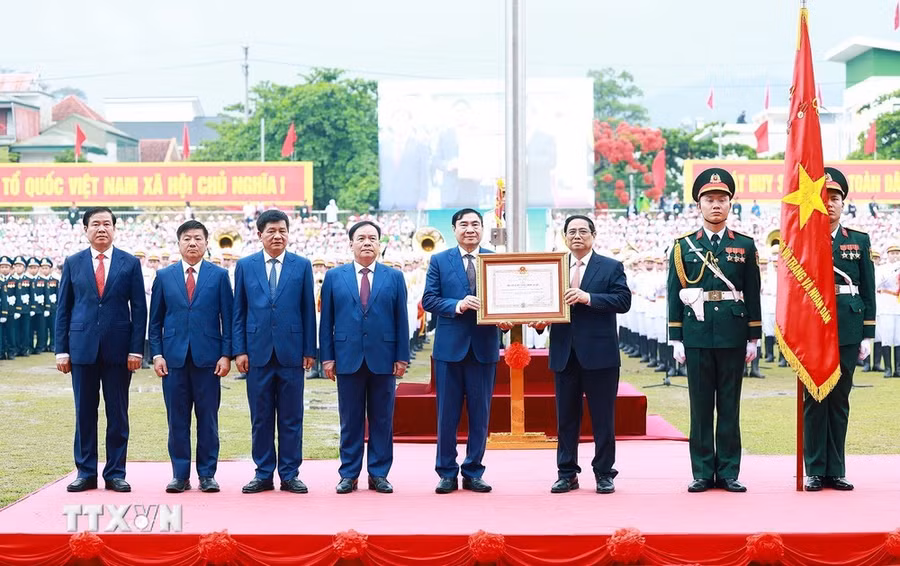 Thủ tướng Phạm Minh Chính trao Huân chương Độc lập hạng Nhất cho Đảng bộ, chính quyền và nhân dân các dân tộc tỉnh Điện Biên. (Ảnh: Lâm Khánh/TTXVN)
