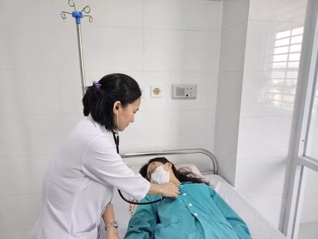 Một học sinh Trường THPT Nguyễn Văn trỗi đang điều trị tại Bệnh viện đa khoa Yesin Nha Trang. Ảnh: M.C
