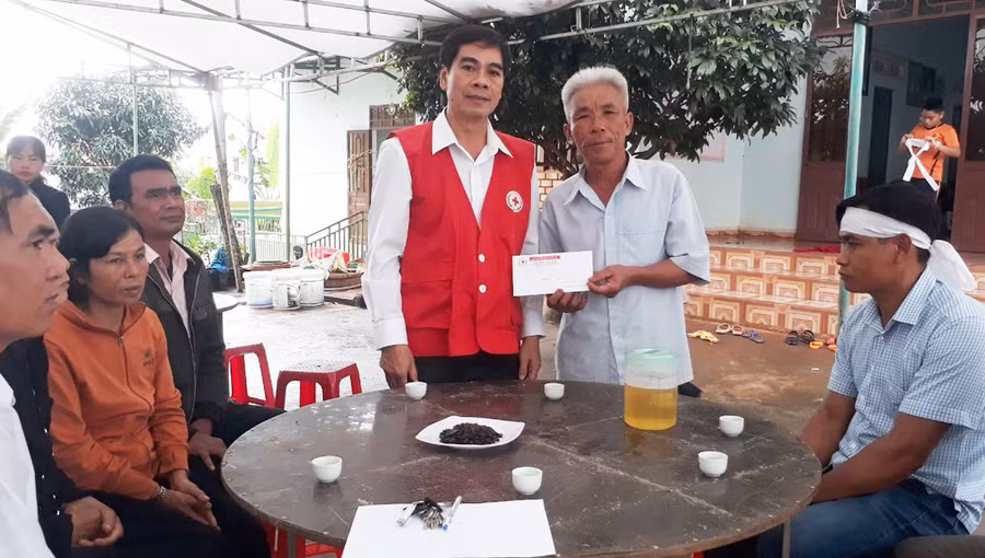 Ông Cao Xuân Nam-Phó Chủ tịch Hội Chữ thập đỏ tỉnh đến thăm hỏi và hỗ trợ 3 triệu đồng cho gia đình gặp nạn. Ảnh: Hồng Ngọc