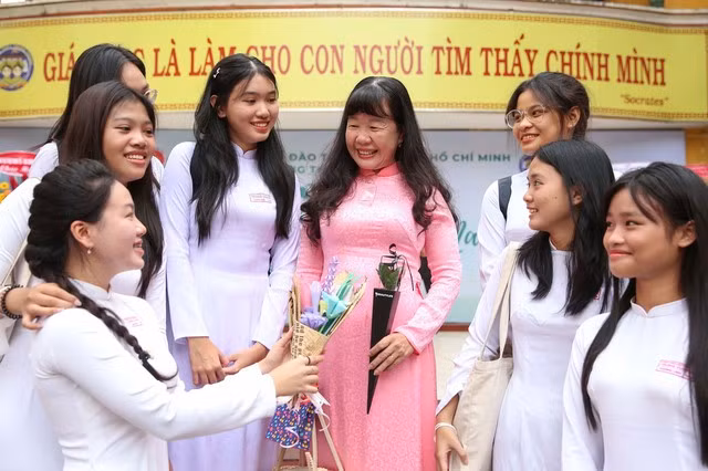 Giáo viên kỳ vọng cải cách tiền lương lần này giúp họ cải thiện thu nhập, để dành toàn bộ thời gian, tâm trí cho nghề. Trong ảnh: Cô và trò Trường THPT Trưng Vương (quận 1, TP HCM) Ảnh: HOÀNG TRIỀU