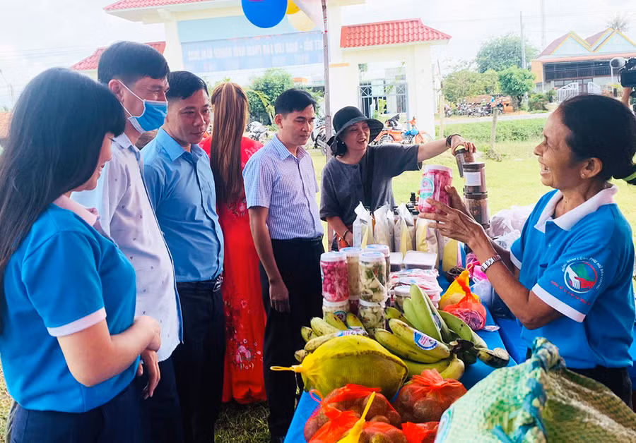 Hội viên phụ nữ giới thiệu sản phẩm tại Ngày hội kết-giao lưu sản phẩm khởi nghiệp huyện Ia Pa năm 2022. Ảnh: Vũ Chi