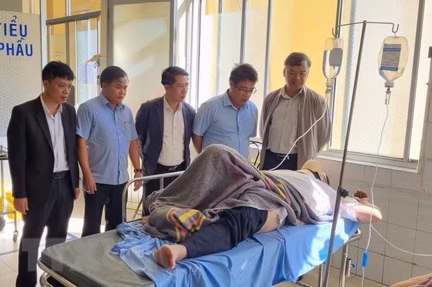 Lãnh đạo UBND tỉnh Lâm Đồng thăm hỏi nạn nhân vụ tai nạn giao thông tại bệnh viện. (Ảnh: TTXVN phát)