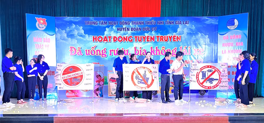 Các bạn ĐVTN thi ghép tranh với nội dung "Đã uống rượu, bia không lái xe". Ảnh: Hà Đức Thành