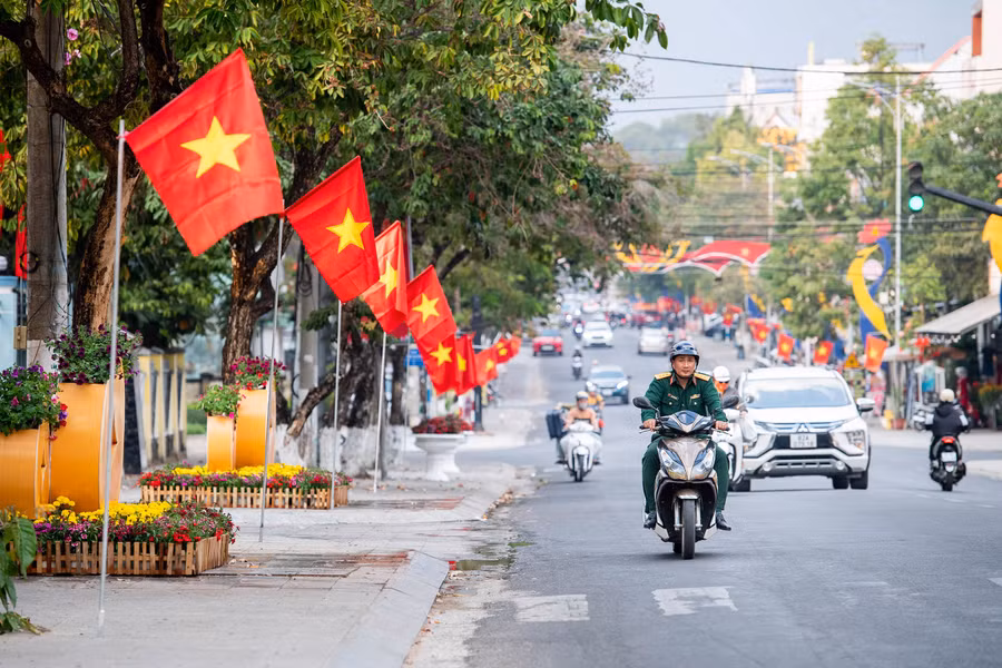 Cờ Tổ quốc treo thẳng hàng, rực đỏ khắp dãy phố. Cờ Tổ quốc treo thẳng hàng, rực đỏ khắp dãy phố.