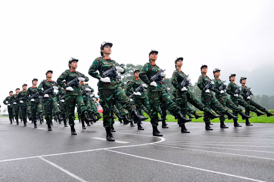 Cách đó không xa là các nữ quân nhân đại diện cho Khối Lực lượng gìn giữ hòa bình Việt Nam đang tập ke chân. Ảnh: HỮU TÂN