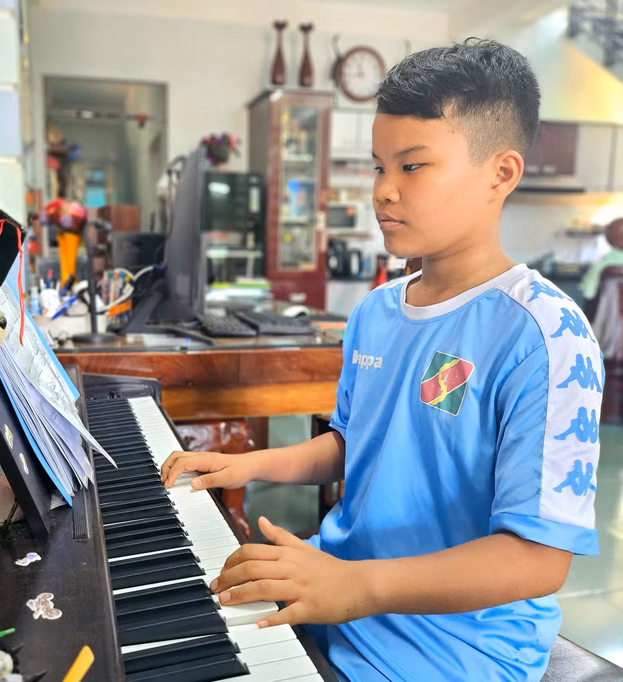 Ngoài học giỏi, Lâm còn chơi piano khá hay. Ảnh: Mộc Trà