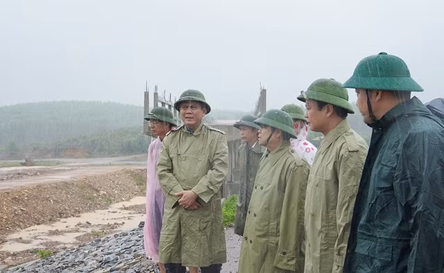 Chủ tịch UBND tỉnh Trần Thắng kiểm tra an toàn hồ đập tại công trình hồ chứa nước Điều Gà (xã Vĩnh Ninh, Quảng Ninh).