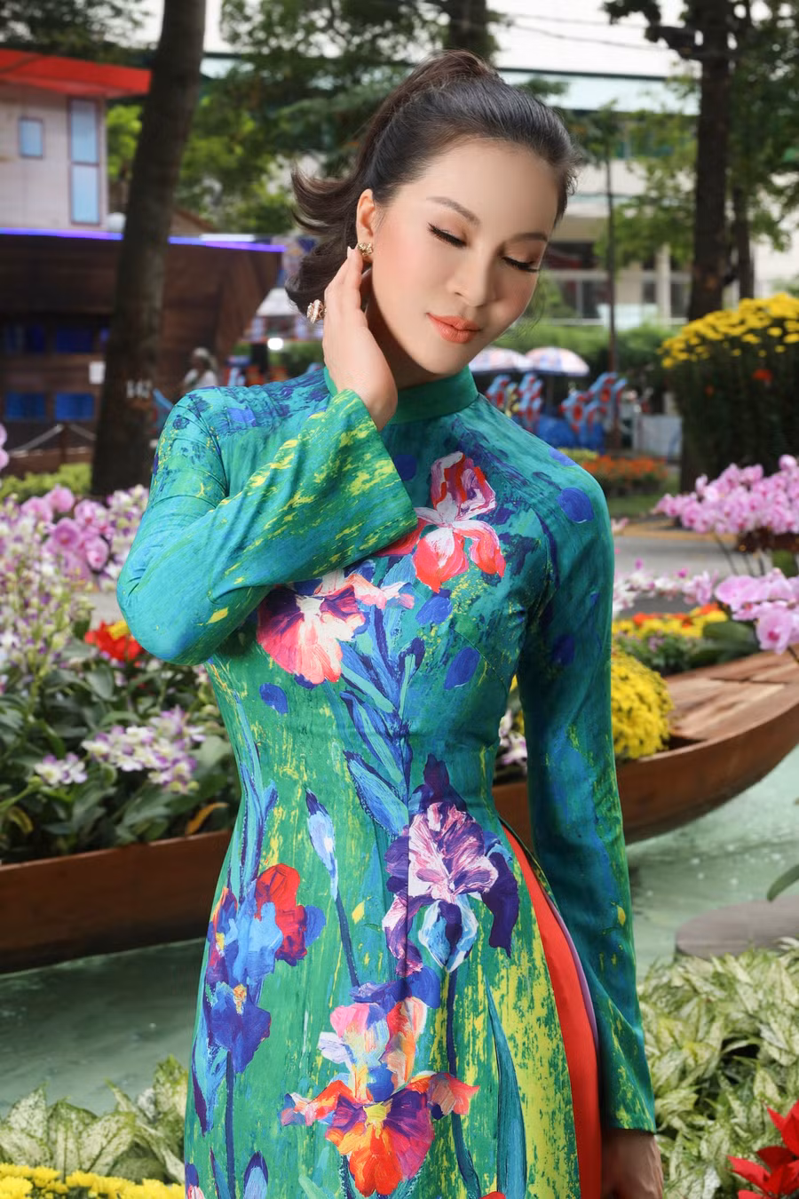 Để đồng điệu với trang phục, nữ MC trang điểm nhẹ nhàng, mái tóc buộc cao tôn gương mặt trẻ trung. Cô không cần sử dụng nhiều phụ kiện cầu kỳ song vẫn toát lên vẻ sang trọng. Ảnh: NVCC Để đồng điệu với trang phục, nữ MC trang điểm nhẹ nhàng, mái tóc buộc cao tôn gương mặt trẻ trung. Cô không cần sử dụng nhiều phụ kiện cầu kỳ song vẫn toát lên vẻ sang trọng. Ảnh: NVCC