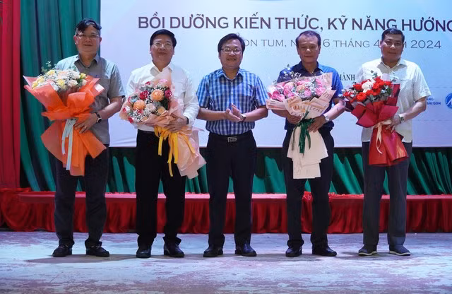 Ông Lê Cao Cường, Phó Tổng Biên tập Báo Người Lao Động trao hoa cảm ơn đội ngũ chuyên gia, Sở GD-ĐT Kon Tum và đại diện các trường THPT