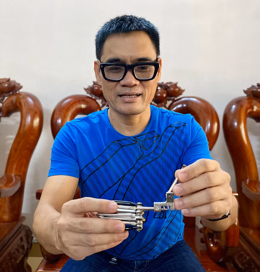 Bộ dụng cụ sửa xe có dụng cụ cắt sên là vật bất ly thân trong mọi chuyến đạp xe đường dài của anh Bùi Hồng Hải. Ảnh: Hà Duy