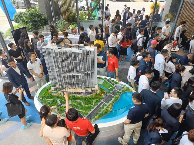 CEO Nguyễn Quốc Cường cùng ban lãnh đạo C- Holdings và đối tác tại lễ công bố dự án mới tại trung tâm TP Thuận An, tỉnh Bình Dương