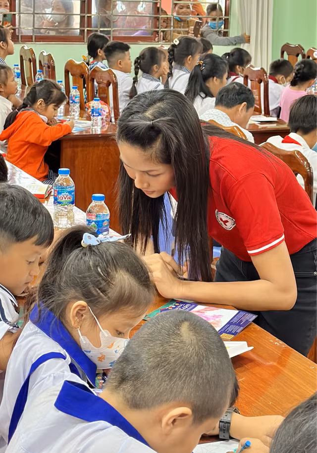 H'Hen Niê dành sự quan tâm cho các em nhỏ trong dịp trung thu. Ảnh: NVCC