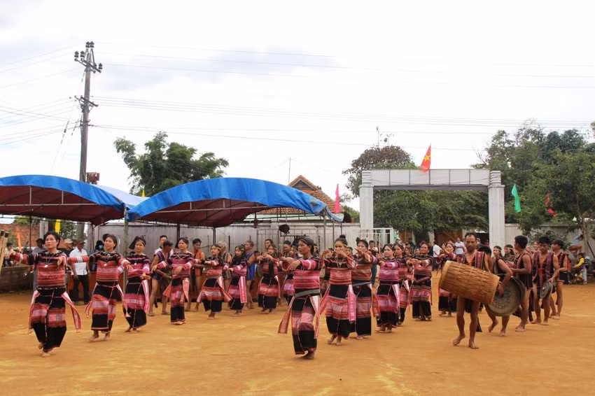 Đến Vĩnh Sơn mùa xuân, du khách không chỉ có dịp thưởng hoa mà còn hòa mình vào không gian Bana Kriêm. Ảnh: THU DỊU