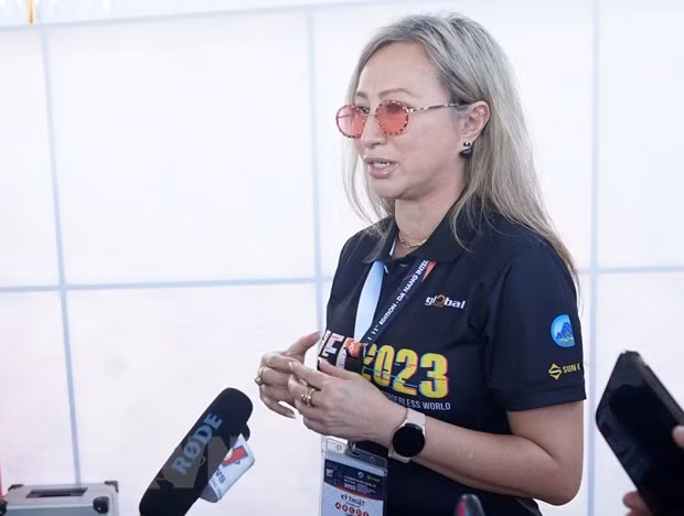 Bà Nadia Shakira Wong, Giám đốc Công ty tư vấn tổ chức pháo hoa Global 2000, Ban tổ chức Lễ hội Pháo hoa Quốc tế Đà Nẵng - DIFF 2023 trả lời phỏng vấn báo chí. (Ảnh: Quốc Dũng/TTXVN)
