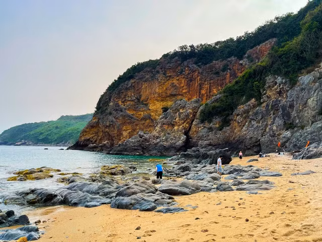 Ghềnh Bàng còn hoang sơ. Ảnh: Hữu Tú