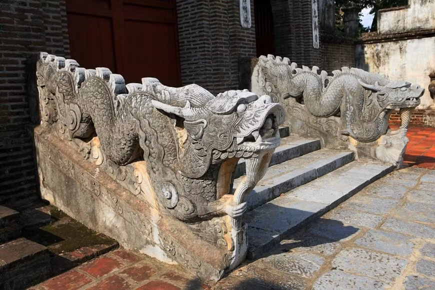 Cặp rồng đá thành bậc đền Thượng (Cổ Loa) - đền thờ vua An Dương Vương, Hà Nội là một trong 29 bảo vật quốc gia vừa được công nhận. Ảnh: Thành Cổ Loa