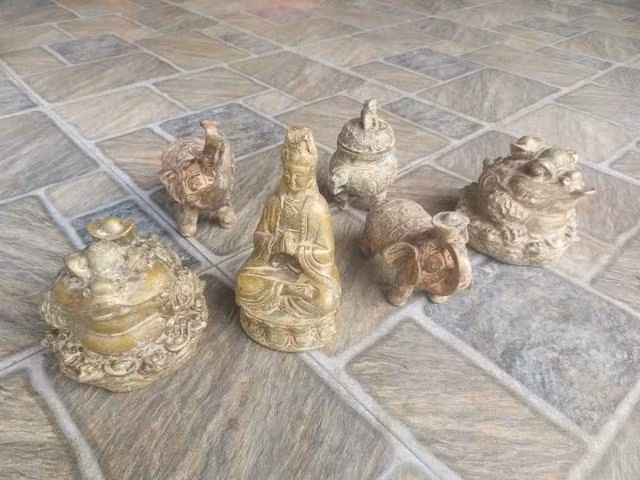 6 món "đồ cổ" mà bà Trương Thị Lý mua của người lạ với giá 15 triệu đồng. Ảnh: TÂN KỲ
