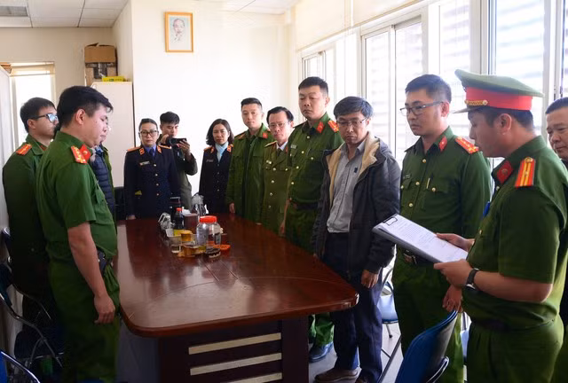 Công an đọc lệnh bắt tạm giam đối với các bị can tại Sở Công Thương Lâm Đồng. Công an đọc lệnh bắt tạm giam đối với các bị can tại Sở Công Thương Lâm Đồng.