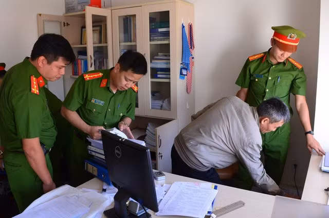 Cơ quan điều tra khám xét nơi làm việc của các bị can. Cơ quan điều tra khám xét nơi làm việc của các bị can.