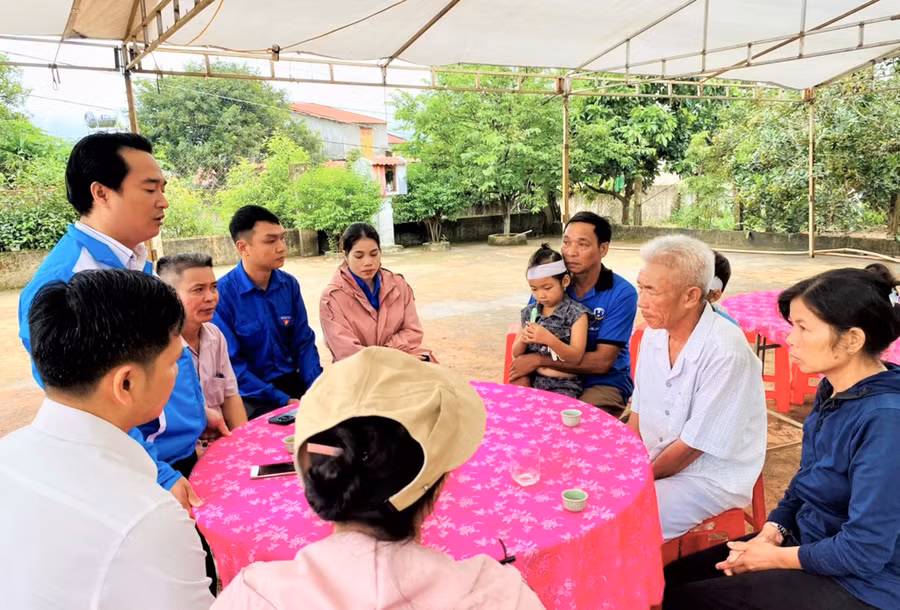 Anh Đỗ Duy Nam chia buồn cùng gia đình nạn nhân vụ tai nạn. Ảnh: H.Đ.T