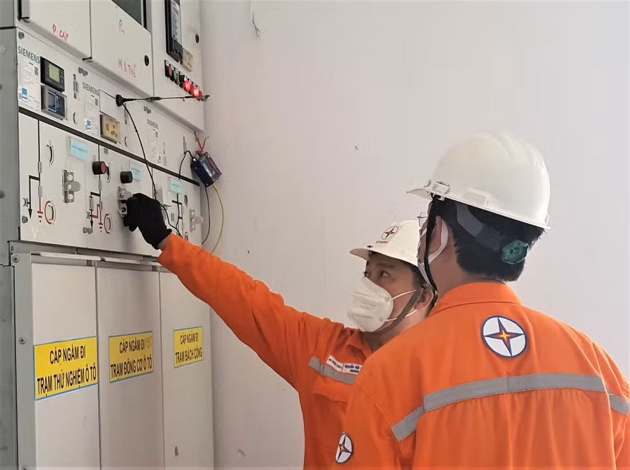 Nhân viên EVNHCMC kiểm tra các tủ điện để bảo đảm cung cấp điện ổn định. Ảnh: Đức Long