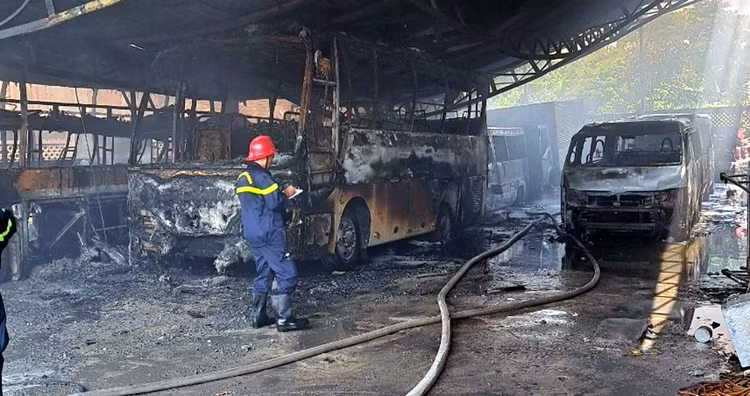 Nhiều xe ô tô bị thiêu rụi sau vụ cháy. Ảnh: CTV