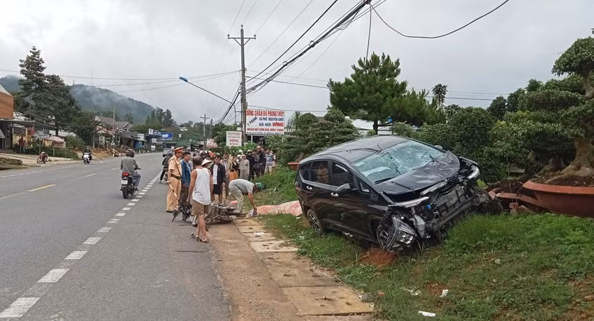 Chiếc ô tô nát phần đầu sau cú tông mạnh. Ảnh: VT
