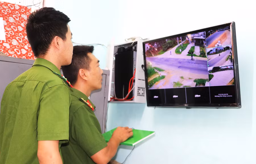 Cán bộ Công an xã Song An (thị xã An Khê) kiểm tra hệ thống camera giám sát an ninh trên địa bàn. Ảnh: An Phát