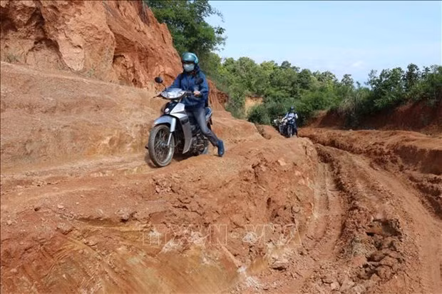 Nhiều giáo viên phải vào vùng sâu, vùng xa, dạy học và sinh sống trong điều kiện khó khăn. Ảnh minh họa: Hồng Điệp – TTXVN