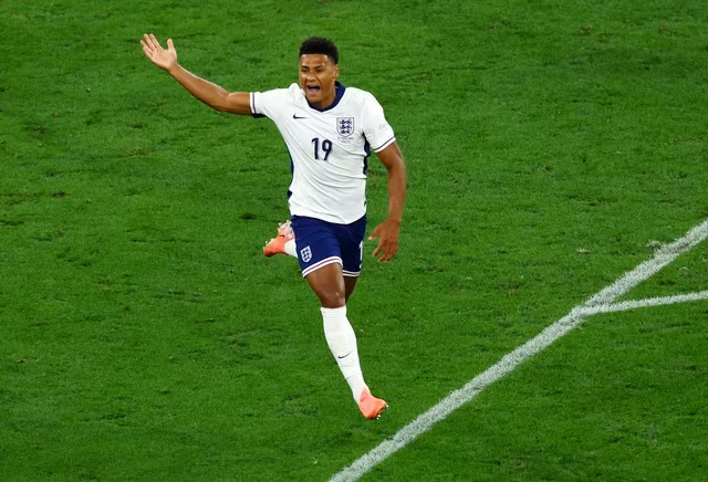 Ollie Watkins vui mừng sau bàn thắng... Ollie Watkins vui mừng sau bàn thắng...