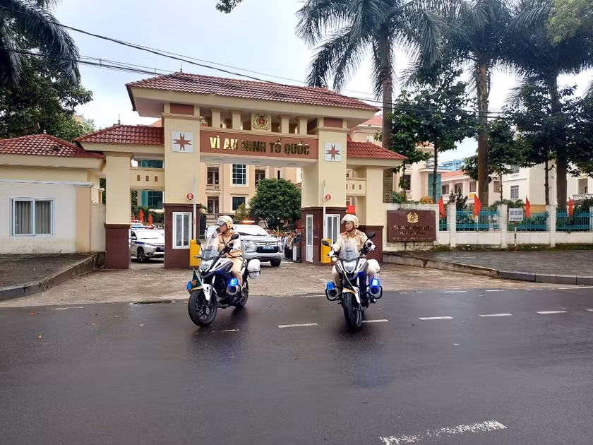 Lực lượng Công an tỉnh diễu hành trên các tuyến đường TP. Pleiku để tuyên truyền an toàn giao thông. Ảnh: Thiên Di Lực lượng Công an tỉnh diễu hành trên các tuyến đường TP. Pleiku để tuyên truyền an toàn giao thông. Ảnh: Thiên Di
