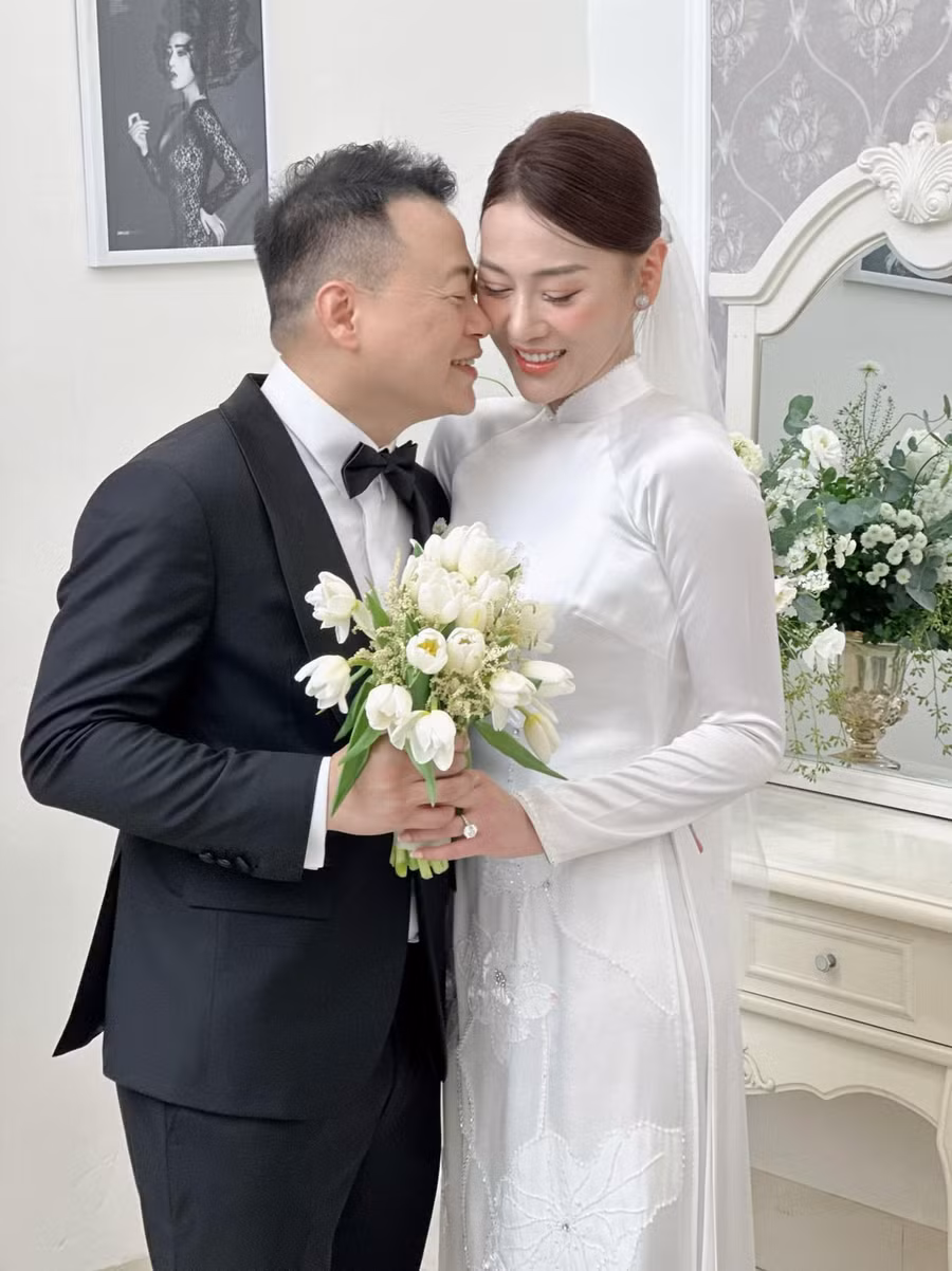 Phương Oanh mặc áo dài lụa trắng. Ảnh: Facebook Ngọc Hân Phương Oanh mặc áo dài lụa trắng. Ảnh: Facebook Ngọc Hân
