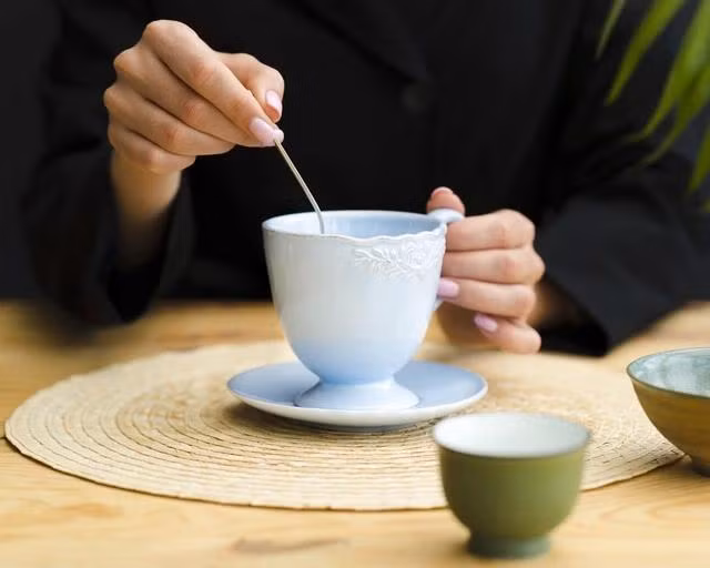 Thời điểm uống trà ảnh hưởng rất lớn đến việc hấp thụ các dưỡng chất trong trà. Ảnh: Freepik