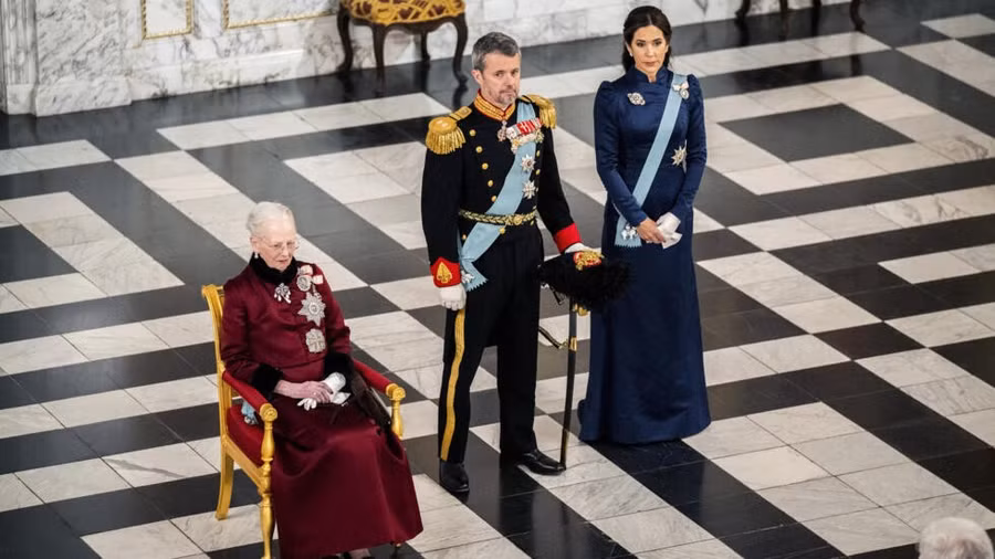 Nữ Hoàng Margrethe II và Thái tử Frederik cùng phu nhân, Công nương Mary. (Ảnh: AP)