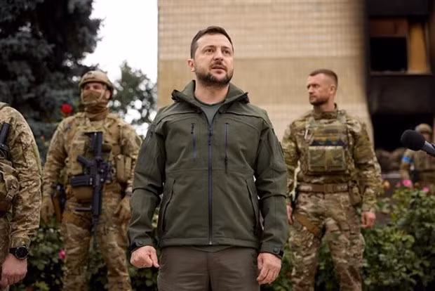 Tổng thống Ukraine Volodymyr Zelensky (giữa) trong chuyến thăm thành phố Izyum, vùng Kharkiv ngày 14/9/2022. (Ảnh: AFP/TTXVN)
