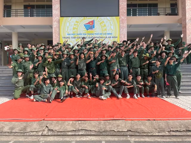 Chàng sinh viên Quảng Ngãi 'cất cánh' từ gió biển quê hương - Ảnh 2. Thành Phát chụp cùng bạn bè cùng khóa sau khi kết thúc học kỳ quân sự mới đây. Ảnh: NVCC
