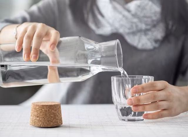 Nước không chỉ làm dịu cơn khát của bạn, mà nó còn giúp điều chỉnh nhiệt độ cơ thể. Ảnh: Shutterstock
