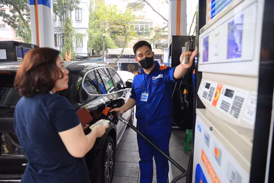 Một điểm bán xăng của Petrolimex tại Hà Nội. (Ảnh: Đức Duy/Vietnam+) Một điểm bán xăng của Petrolimex tại Hà Nội. (Ảnh: Đức Duy/Vietnam+)