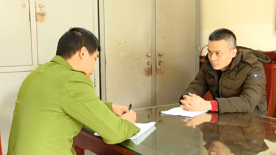 Cơ quan Cảnh sát điều tra Công an tỉnh Ninh Bình ghi lời khai của Nguyễn Sinh Phú. Ảnh: Diệu Anh Cơ quan Cảnh sát điều tra Công an tỉnh Ninh Bình ghi lời khai của Nguyễn Sinh Phú. Ảnh: Diệu Anh