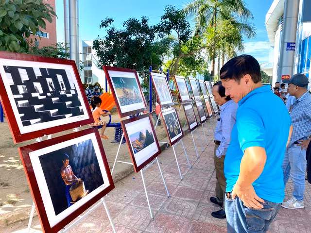 Tham quan trưng bày ảnh tại khai mạc Liên hoan ảnh nghệ thuật khu vực Nam Trung bộ và Tây nguyên. Ảnh: HẢI PHONG