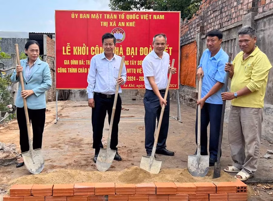 Ủy ban MTTQ Việt Nam thị xã An Khê phối hợp với Đảng ủy-UBND- Ủy ban MTTQ Việt Nam phường Tây Sơn khởi công xây dựng nhà ở cho bà Trần Thị Hường. Ảnh: N.M