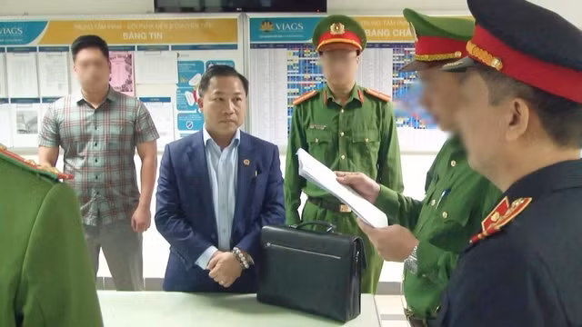 Cơ quan chức năng thực hiện lệnh bắt đối với ông Lưu Bình Nhưỡng.