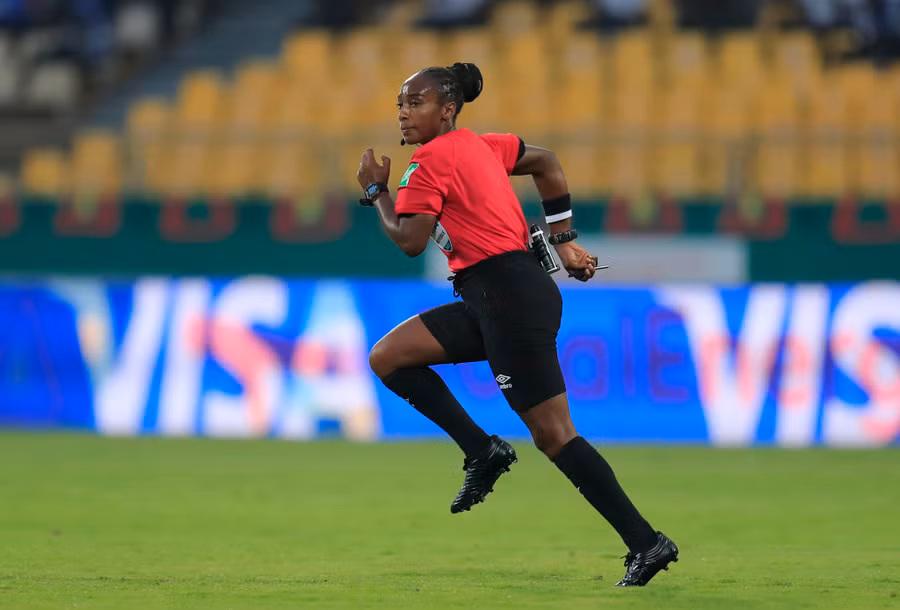 Salima Mukansanga là 1 trong các trọng tài nữ tại World Cup 2022. Ảnh: AFP